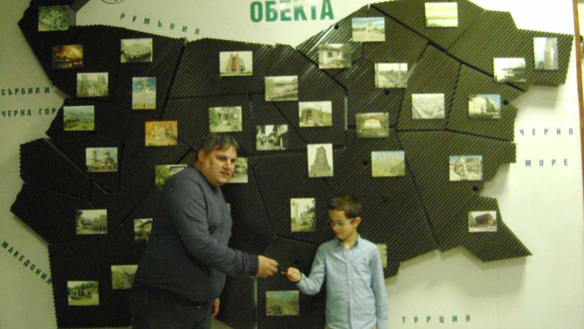 10-г пътешественик от София спечели кола, след като обиколи...