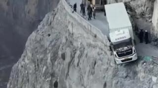 Зрелищни ВИДЕА: Шофьор увисна драматично с тира си над бездна