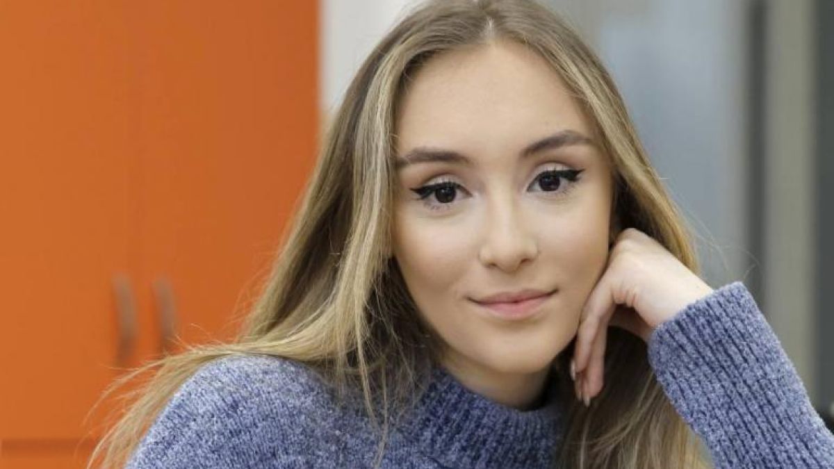 Дара Екимова разпали фантазиите като палава ученичка СНИМКА