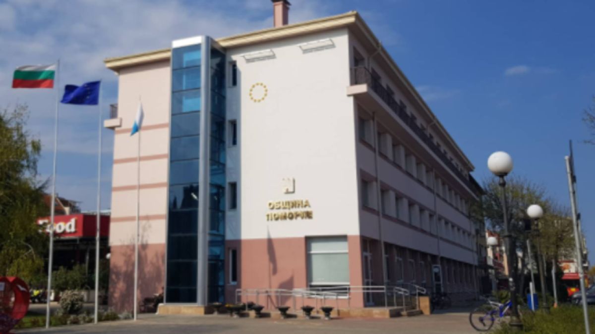 Екшън: Полиция нахлу в община Поморие