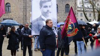 Каракачанов на протеста: Нас сега ни вали дъждът, но вас ще ви вали дъжд от камъни СНИМКИ
