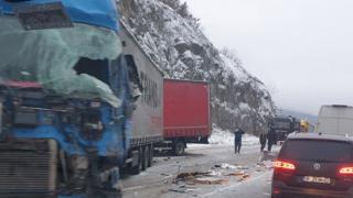 Страшна катастрофа с 3 тира в Прохода на Републиката СНИМКИ 