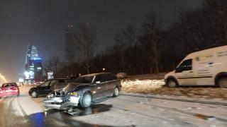 Страшна поледица в София доведе до верижно меле с 5 коли на "Цариградско" ВИДЕО