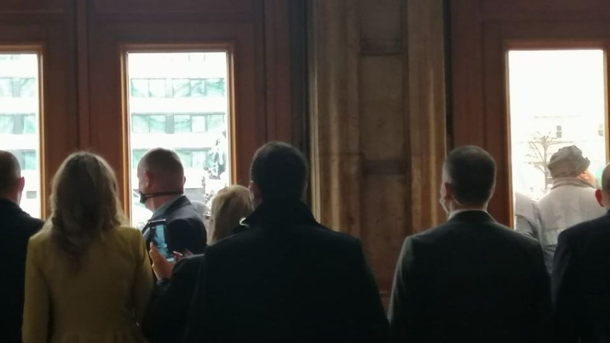 Депутат от "Възраждане" насметен от полицията, други народни избраници са блокирани в парламента ВИДЕО