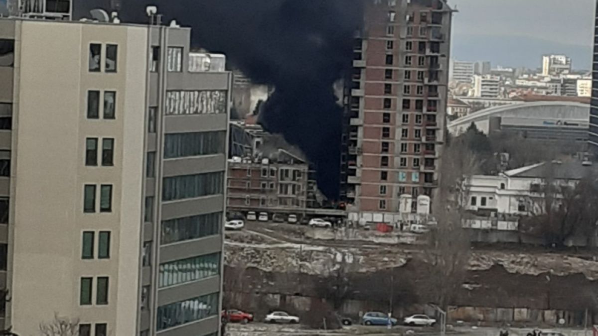 Черни кълба дим се стелят над ключов столичен булевард ВИДЕО 