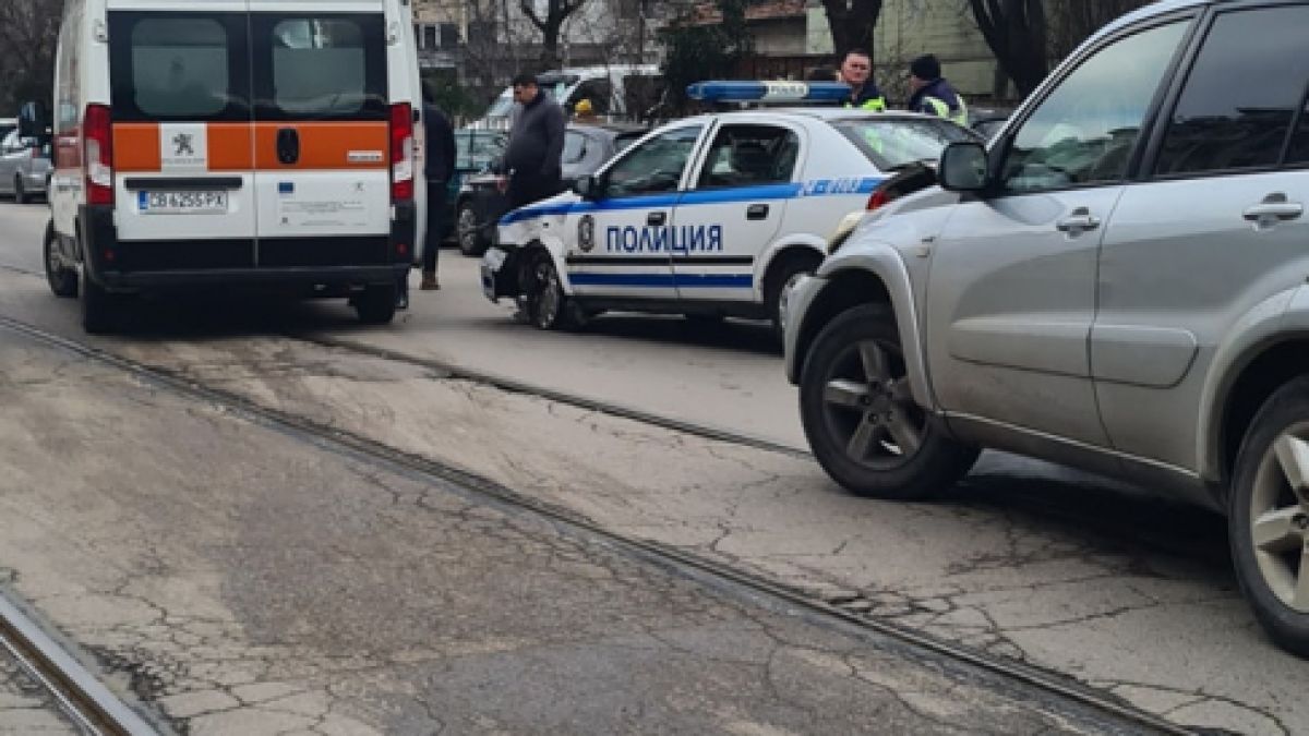 На столичен булевард почерня от полиция и линейки, ето какво се случва СНИМКИ 