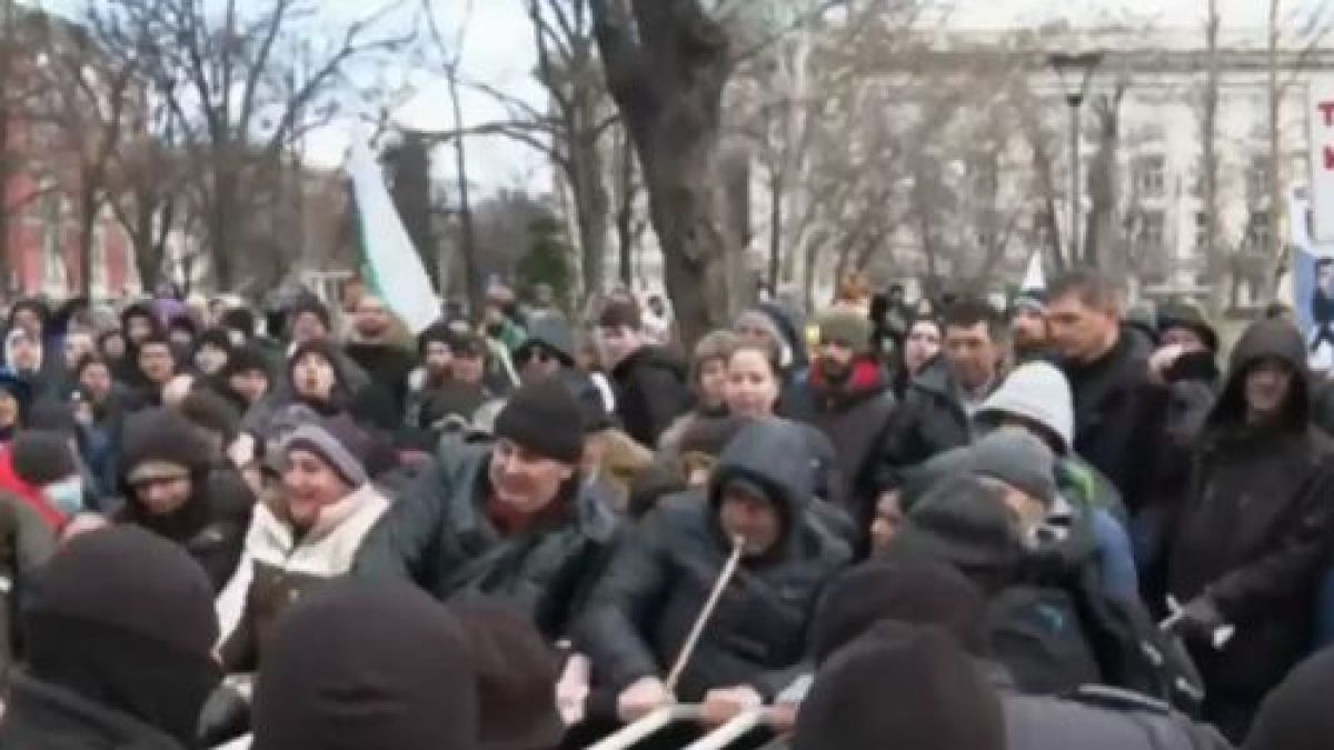 Приеха по спешност във ВМА ранени полицаи от протеста