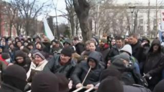 Приеха по спешност във ВМА ранени полицаи от протеста