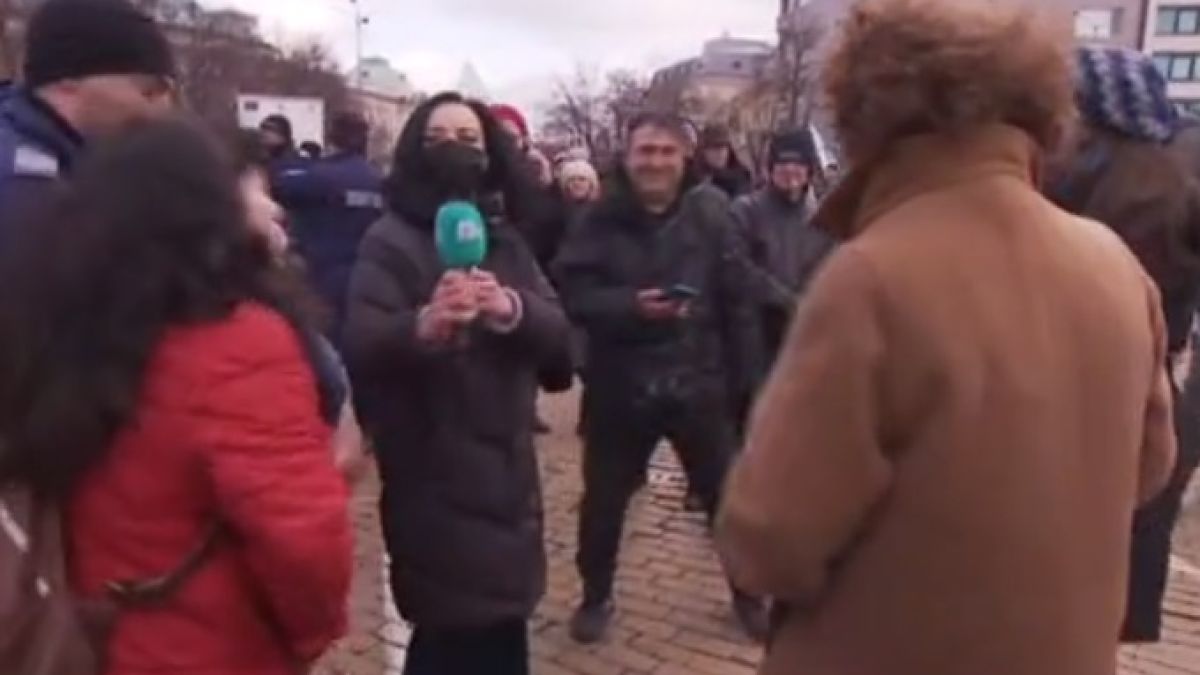 Протестиращи нападнаха репортерки на bTV с грозни закани: Отрепки! Боклуци! ВИДЕО