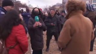 Протестиращи нападнаха репортерки на bTV с грозни закани: Отрепки! Боклуци! ВИДЕО
