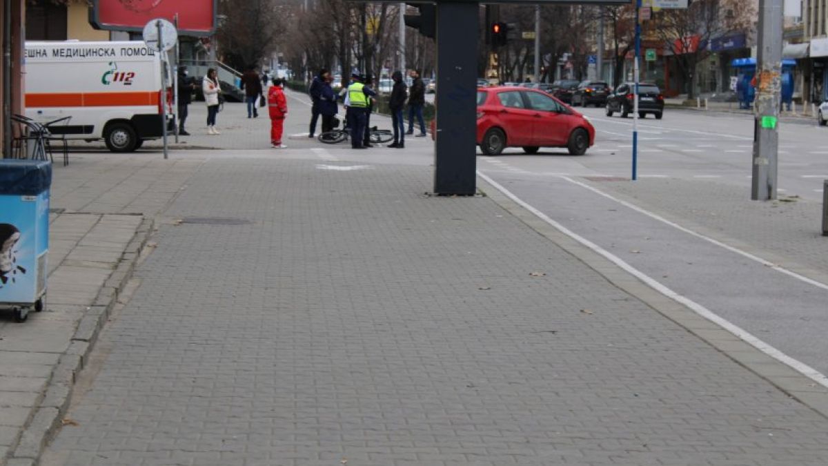 Кола помете велосипедист в Благоевград, той скочи и... СНИМКИ