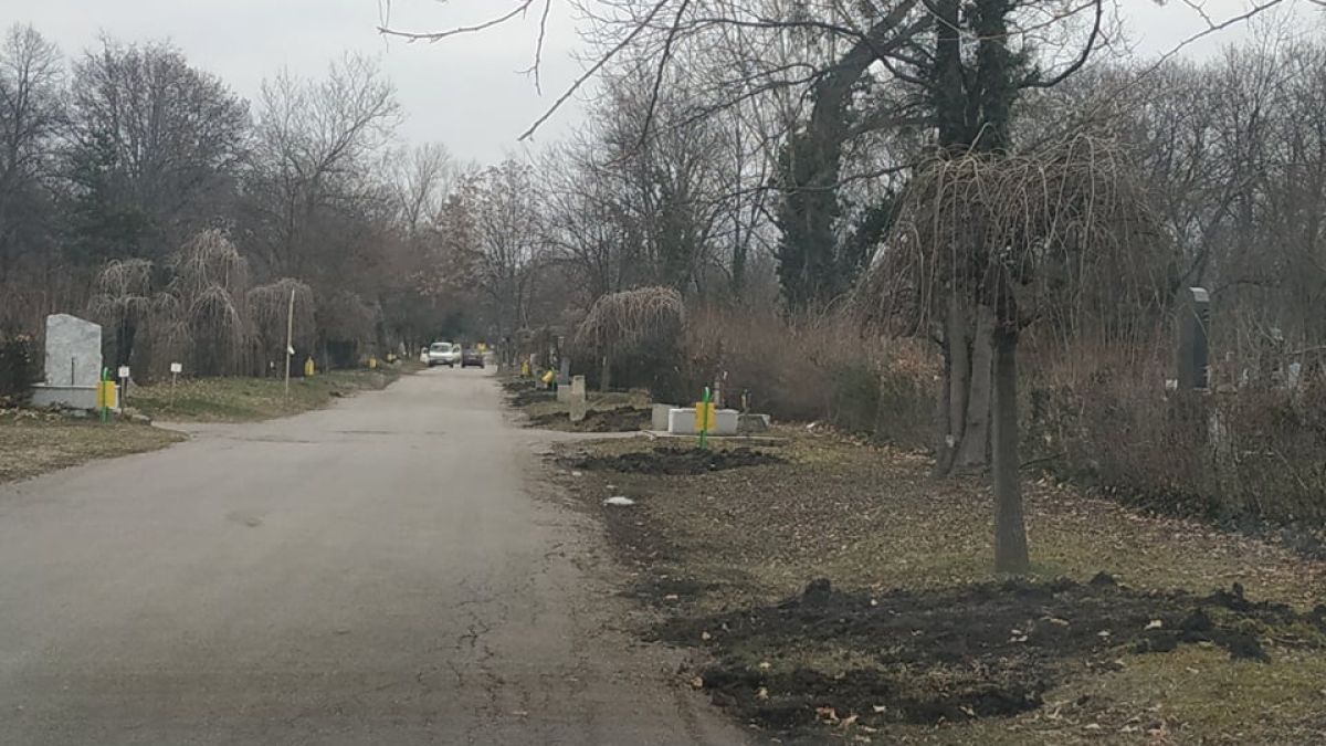  Ремонтни дейности в Централни гробища "стреснаха" покойниците СНИМКИ