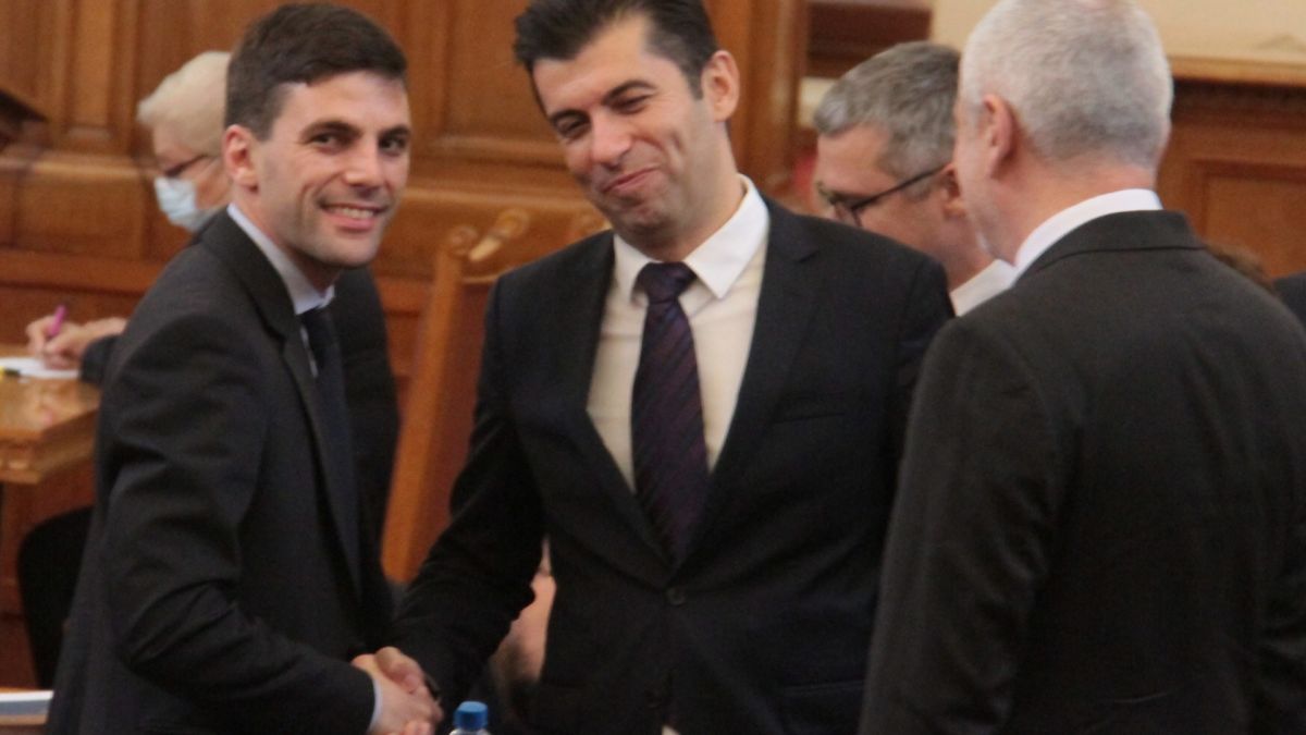 Скандална версия: Шефът на НС отишъл сополив при президента, подозирал, че е с COVID?