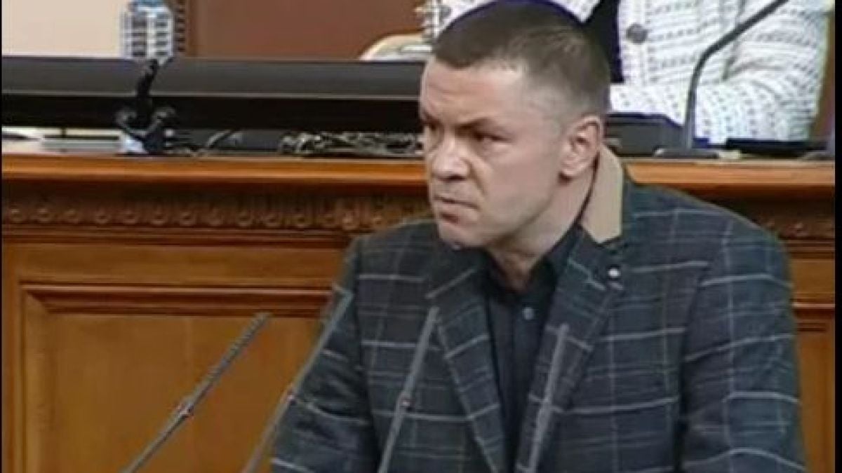 Война! Хазарта към Костадинов: Видях ваксинирани фашисти само в НС, имало и още един под карантина СНИМКА