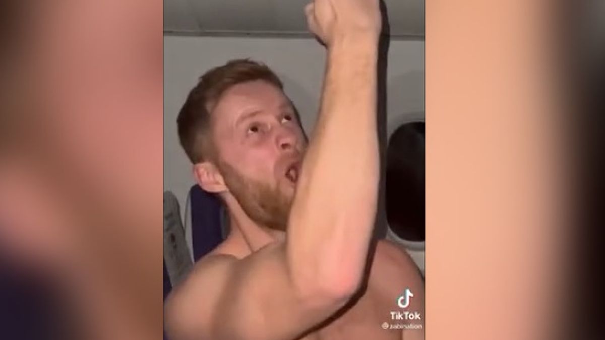 Скандално ВИДЕО: Голи до кръста туристи се забавляват със стюардеса и много алкохол 