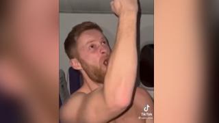Скандално ВИДЕО: Голи до кръста туристи се забавляват със стюардеса и много алкохол 