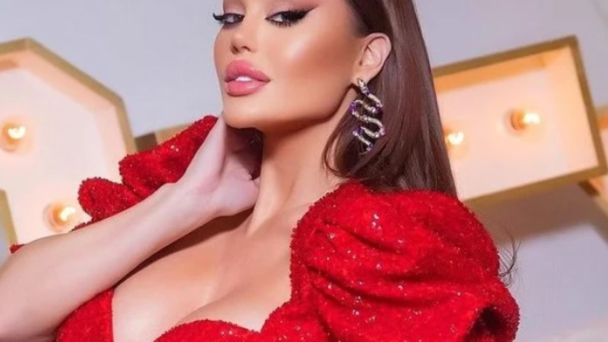 Едрогърдата сръбска старлетка Ана Корач призна кой я спонсорира СНИМКИ 18+
