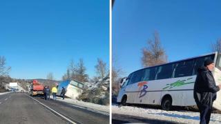 Извънредно! Автобус, пълен с пътници, полетя в канавка край Кърджали СНИМКИ