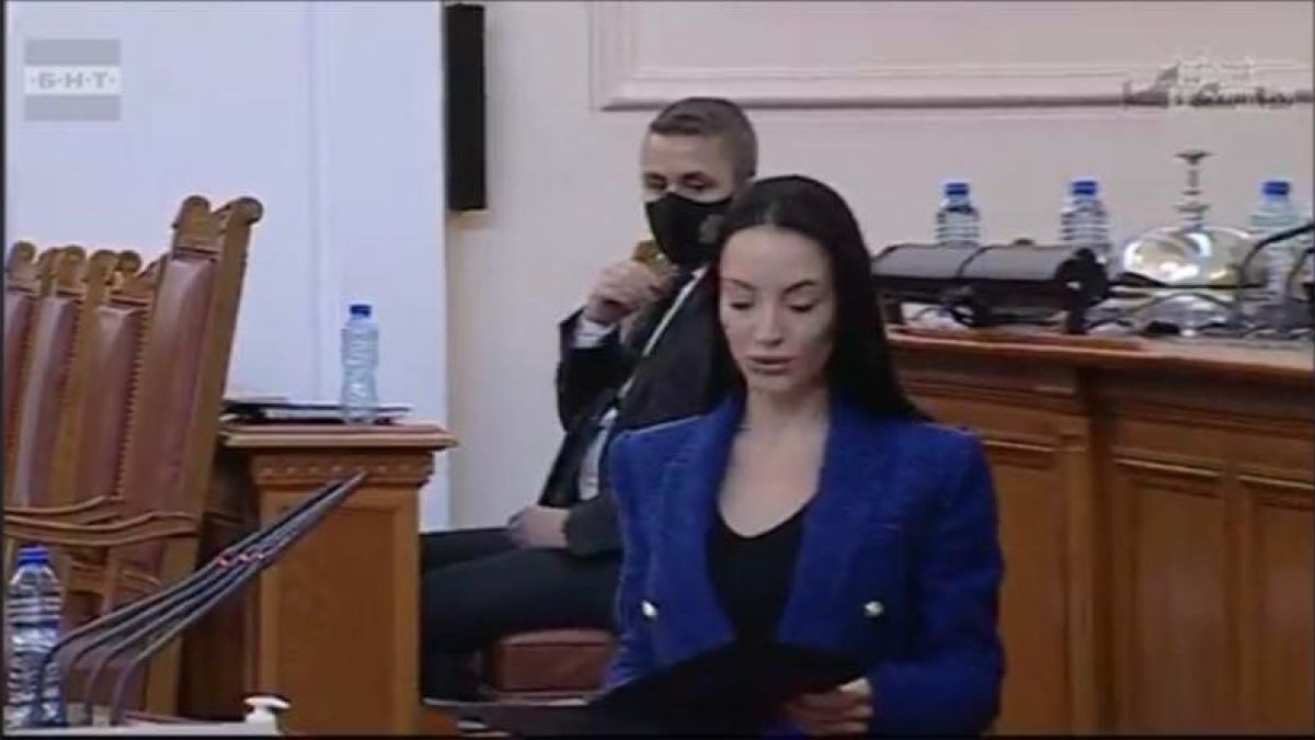 Неописуема красавица от ГЕРБ изненада всички в НС! Ето защо ВИДЕО
