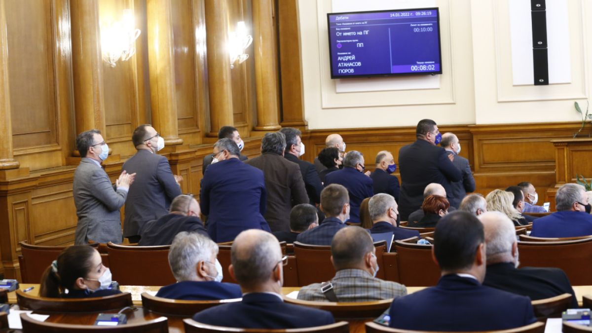 COVID ужас скова НС, ще карантинират ли целия парламент?