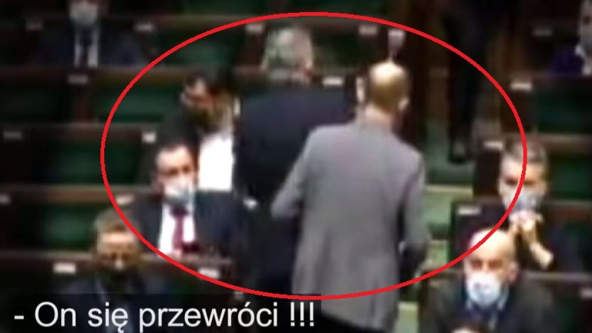 Ексминистър отиде пиян на мотика в парламента ВИДЕО
