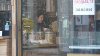 Магазини и заведения на Главната в Пловдив хлопват кепенци едно след друго 