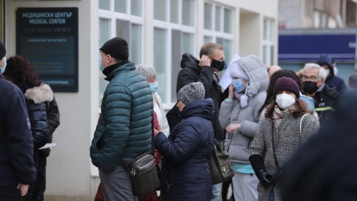 Пред "Пирогов" се пука по шефовете от опашки за... СНИМКИ