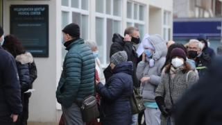 Пред "Пирогов" се пука по шефовете от опашки за... СНИМКИ