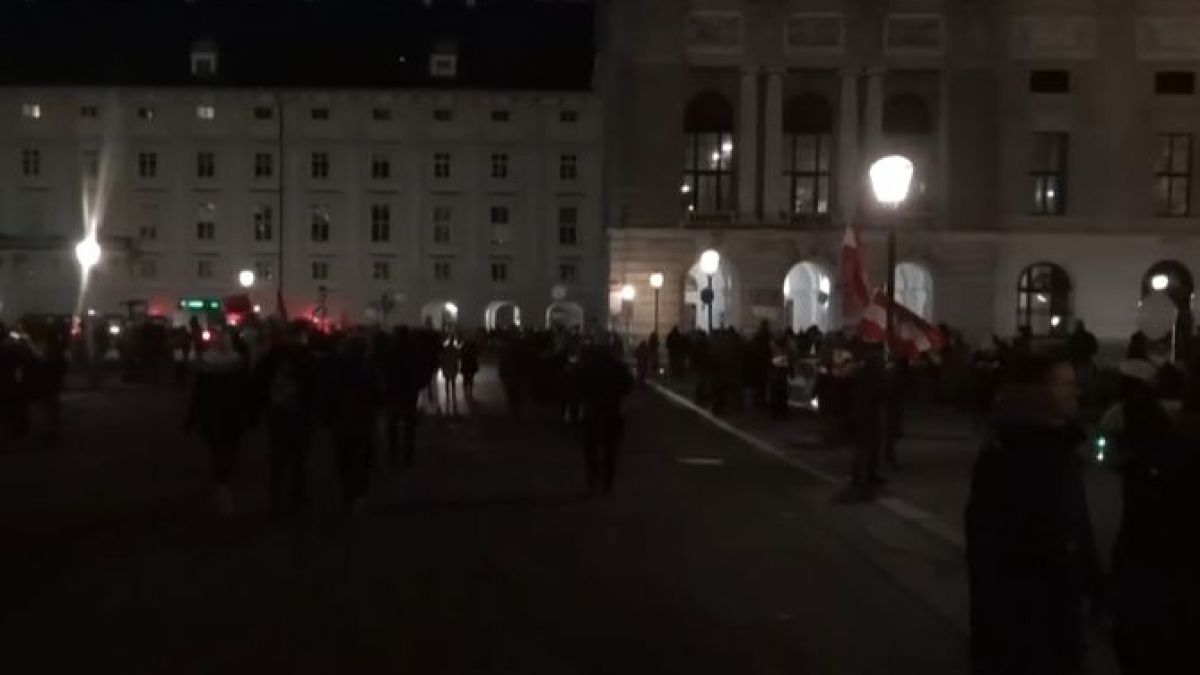 Във Виена е страшно! Протестиращи финтираха полицията с неочакван ход ВИДЕО