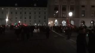 Във Виена е страшно! Протестиращи финтираха полицията с неочакван ход ВИДЕО