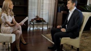 Цънцарова се изтипоса в оскъден минижуп пред Кирил Петков и... СНИМКИ