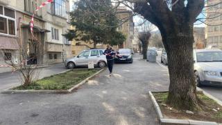 Силният вятър отнесе част от покрив на блок в Търновско СНИМКА