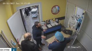 Отново агресия: Мъж нахлу в COVID отделение в Русе и заплаши с убийство ВИДЕО
