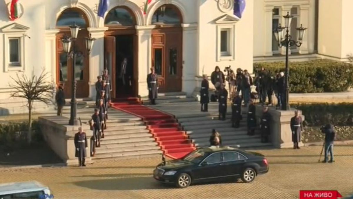 Опънаха червения килим пред НС! ВИДЕО