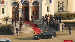 Опънаха червения килим пред НС! ВИДЕО
