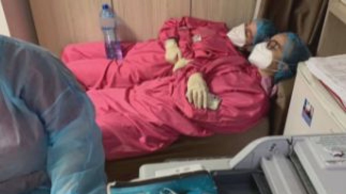 България притихна от тази СНИМКА на момичета лекарки в ковид отделение в Пловдив 