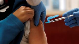 Сърцето на десетгодишно момче спря, след като бе ваксинирано с Pfizer