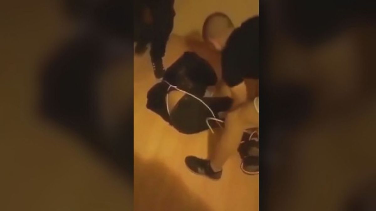 Син на полицай снима как бият и ритат отвлечен младеж в Своге, а после... ВИДЕО 18+
