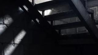 Съпрузи откриха тайни стълби под пода на дома си, а когато слязоха по тях...