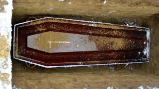 Погребална агенция краде ковчезите от мъртъвци преди кремацията им