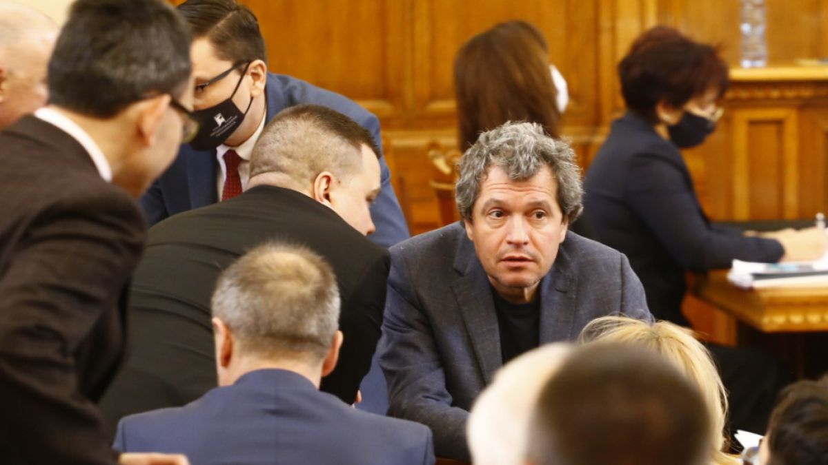 Тошко Йорданов и Деси Атанасова се сджафкаха в парламента, намесиха татусите а Слави