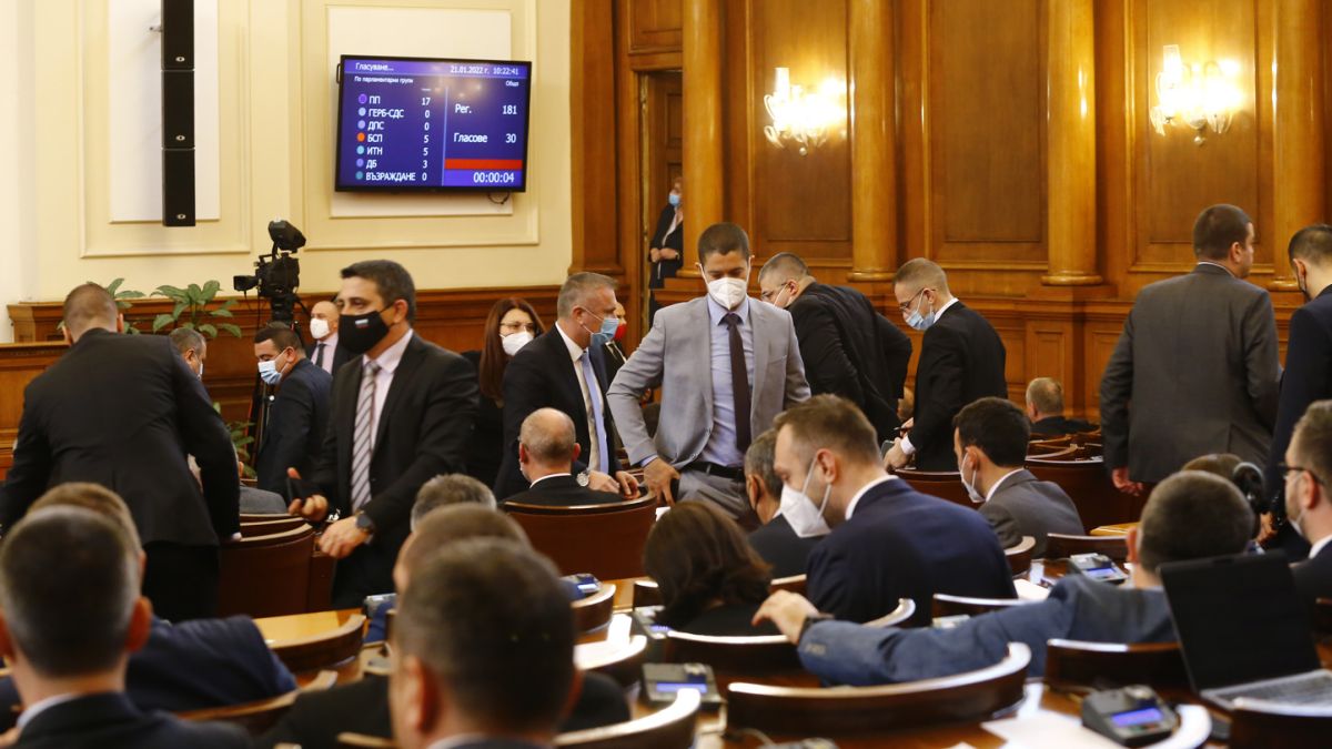 След големи скандали депутатите орязаха състава на КЕВР 