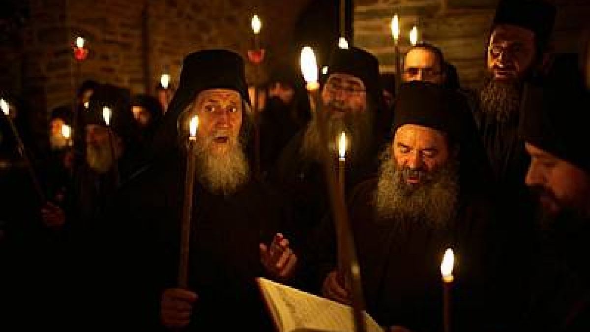Монасите в Атон мрат като мухи, ето защо