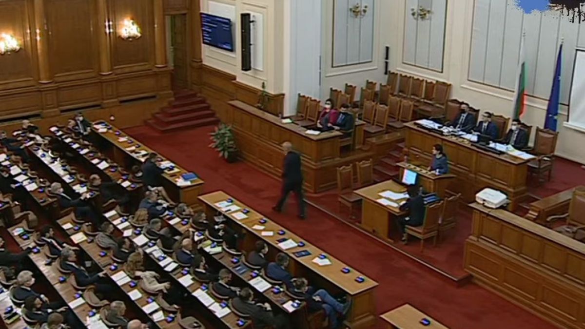 Среднощни драми в НС! Депутатите препитват министрите в късна доба ВИДЕО