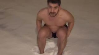 Сашо Кадев нагази гол в снега, за да... ВИДЕО 