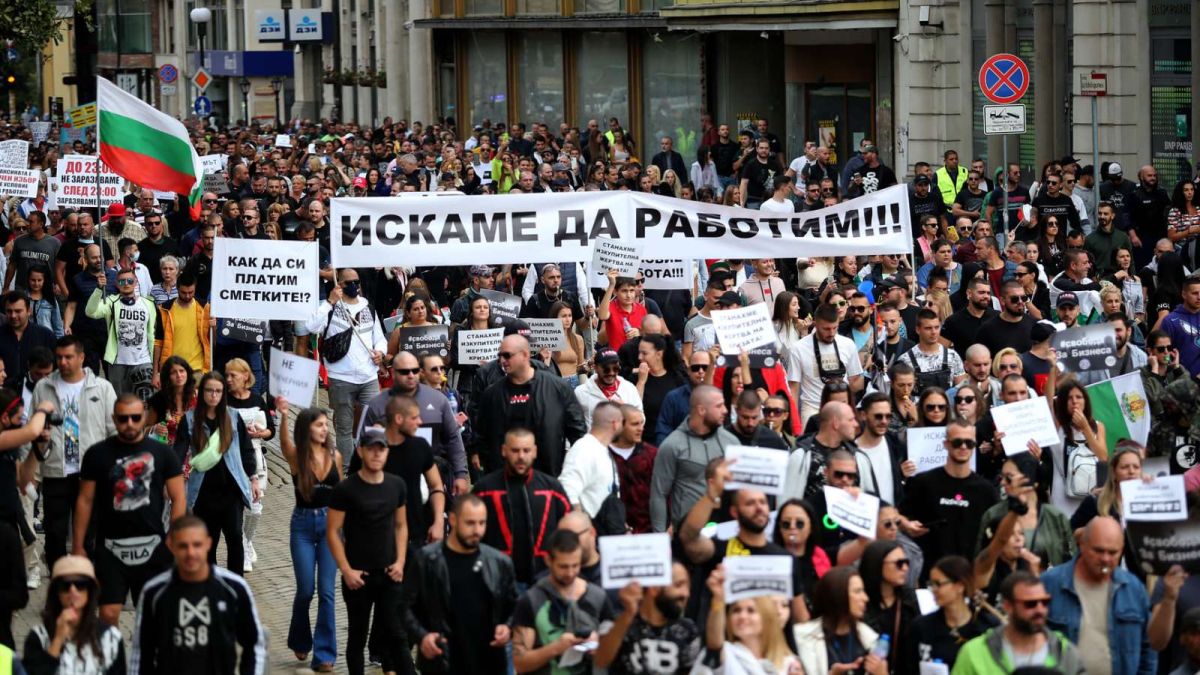 БАЗ и СЗБ: Недоумяваме защо държавата изгони ваксинираните на улицата?!
