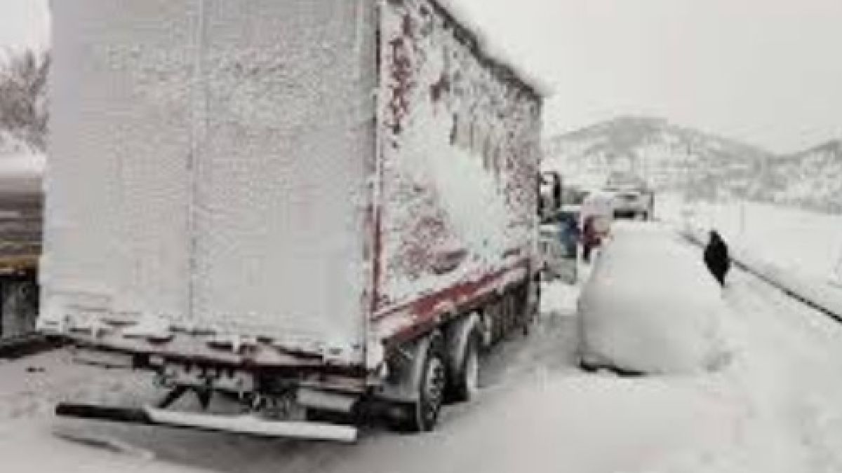 Снежна стихия връхлетя Турция и взе жертви ВИДЕО