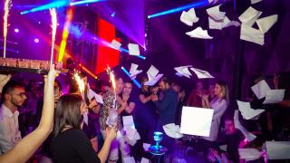 Фигури от ъндърграунда си разчистват сметки пред VIP тоалетна на клуб, а Митьо Очите...