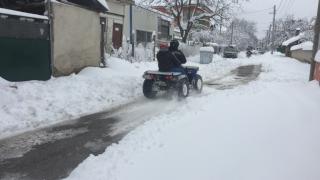 Меле на десетки коли в Царево заради заледени улици ВИДЕО