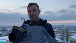 Ники Василковски се изложи, показа си гащите в ефир, за да... СНИМКА